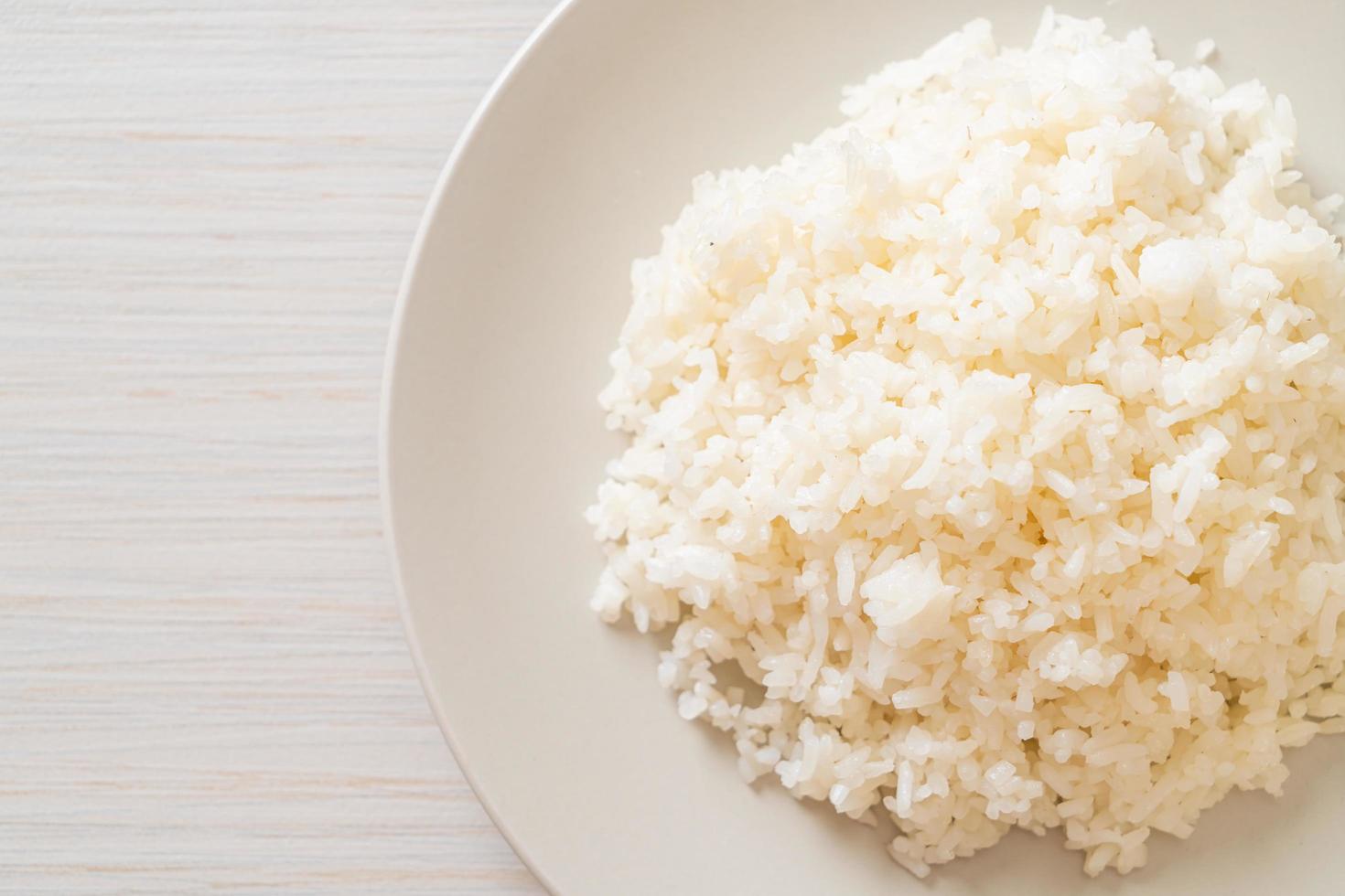kokt thai jasmin vitt ris på tallriken foto