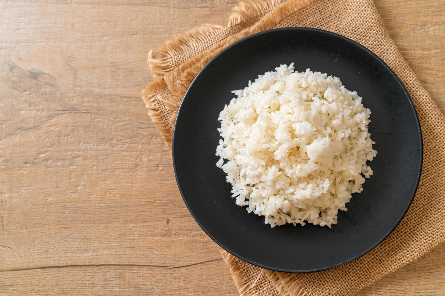 kokt thai jasmin vitt ris på tallriken foto