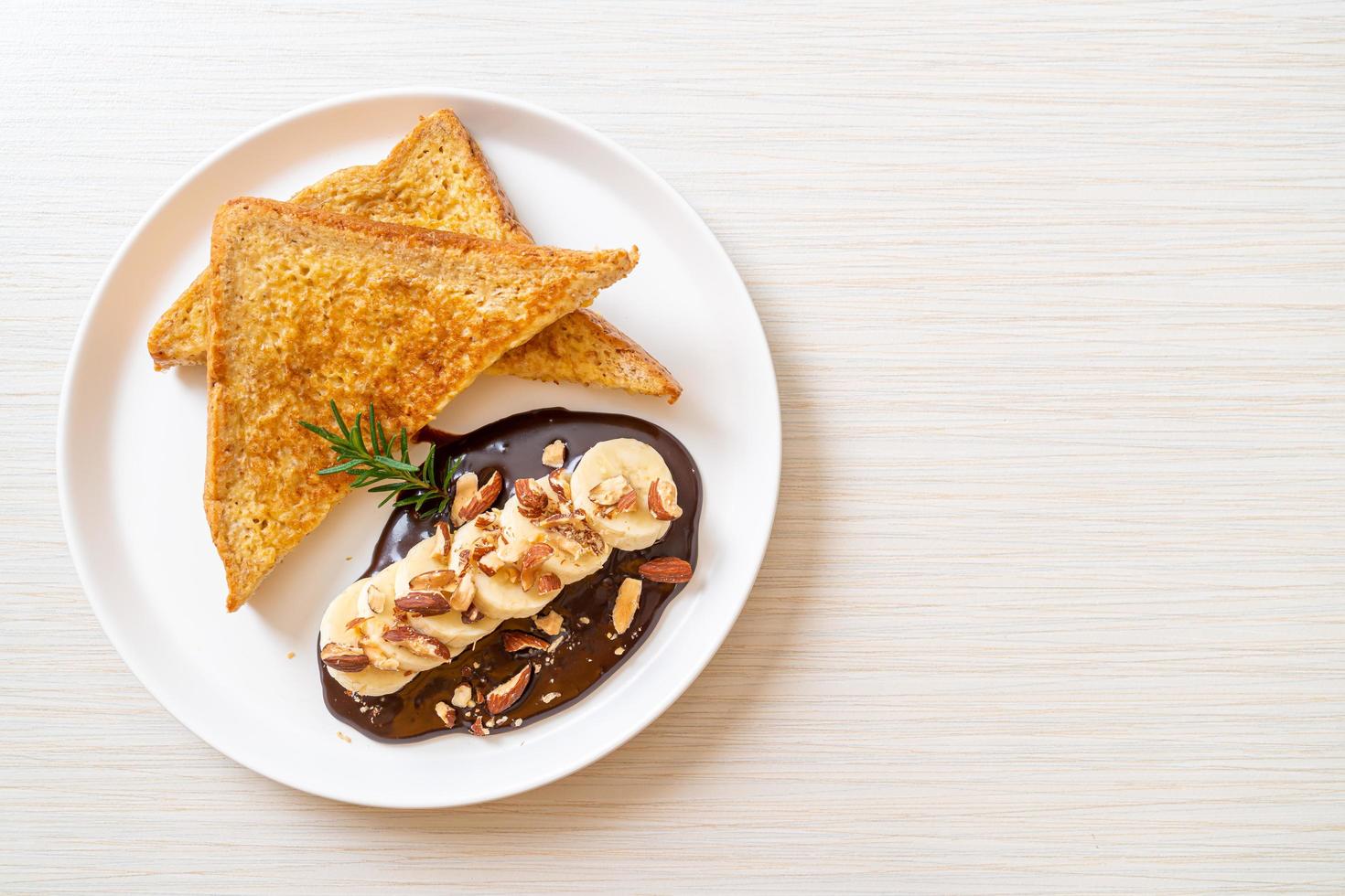 fransk toast med banan, choklad och mandel till frukost foto