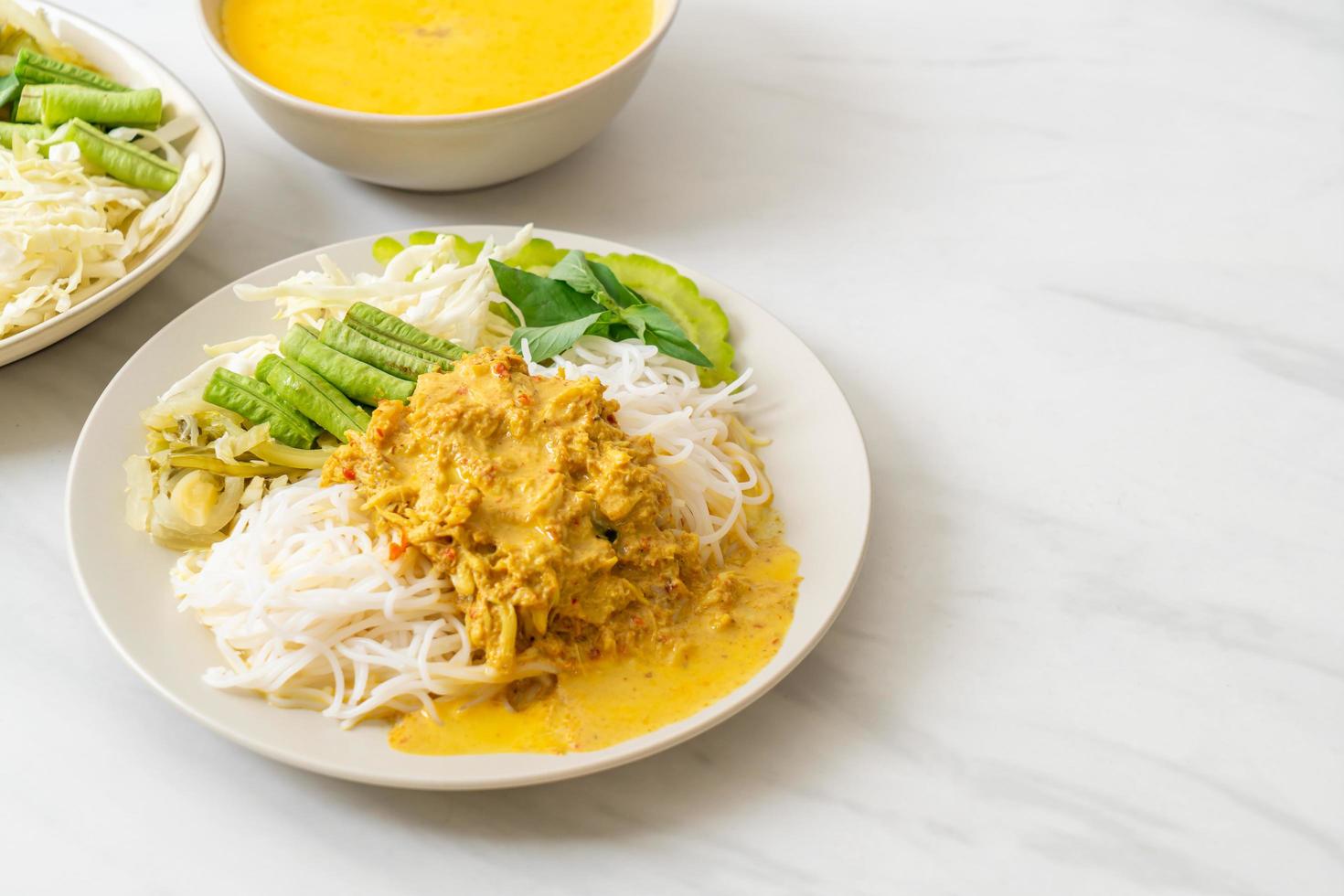 thailändska risnudlar med krabba curry och olika grönsaker foto