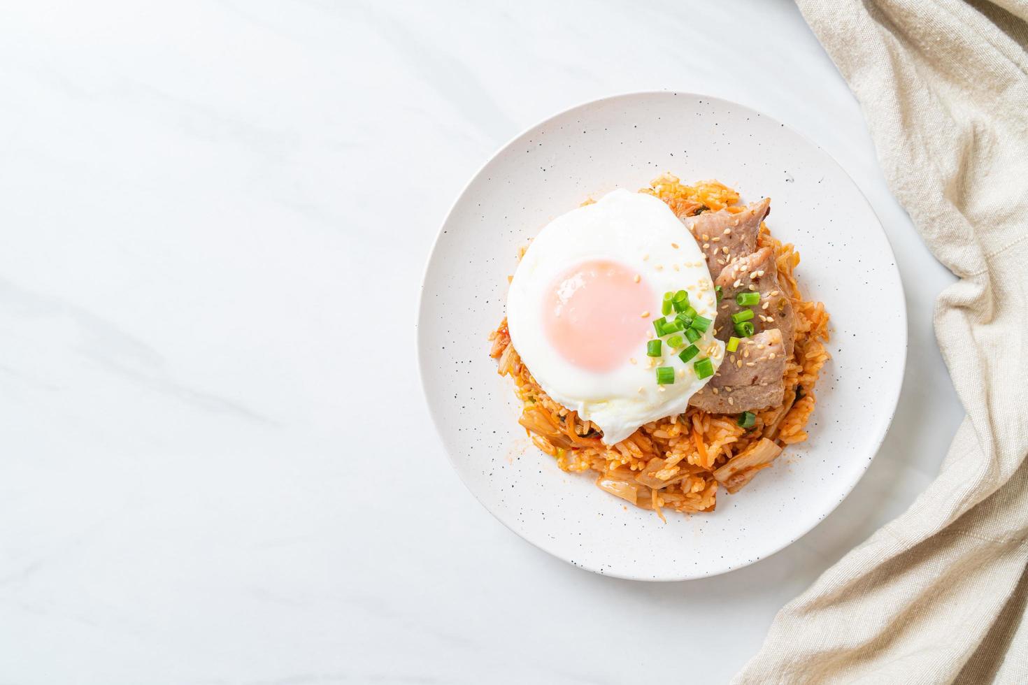 kimchi stekt ris med stekt ägg och fläsk foto