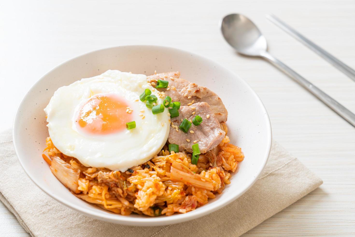 kimchi stekt ris med stekt ägg och fläsk foto