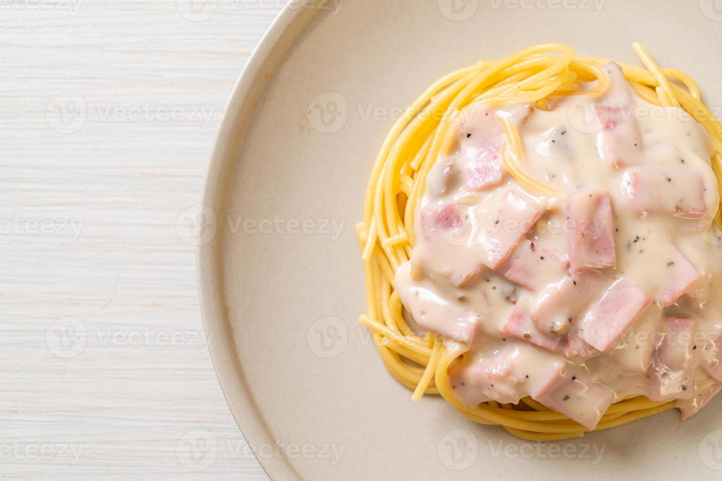 hemlagad vit spagetti gräddsås med skinka - italiensk matstil foto