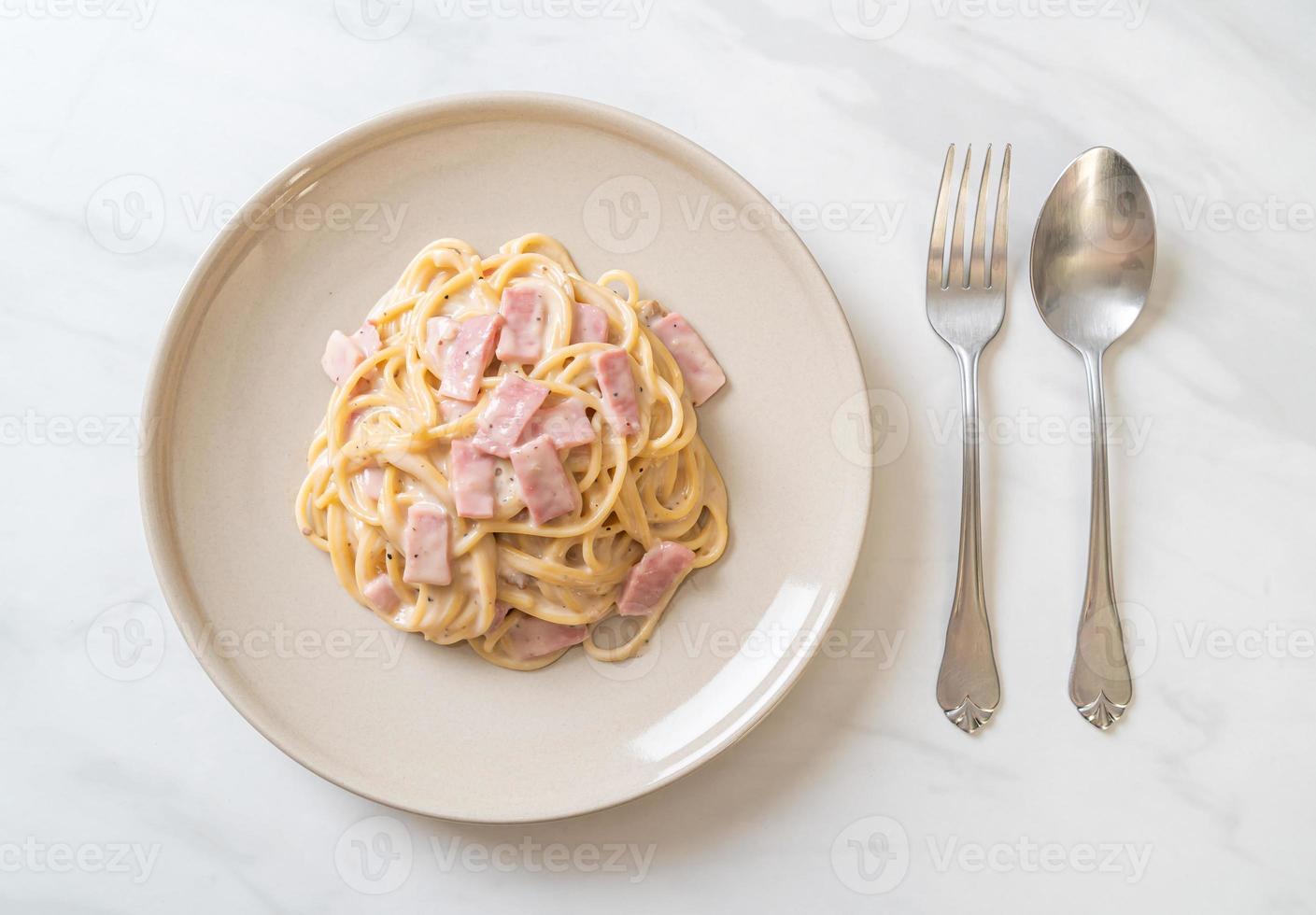 hemlagad vit spagetti gräddsås med skinka - italiensk matstil foto