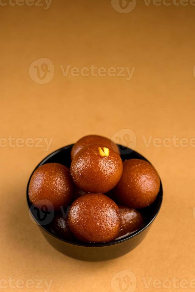 gulab jamun i skål. indisk efterrätt eller söt maträtt. foto