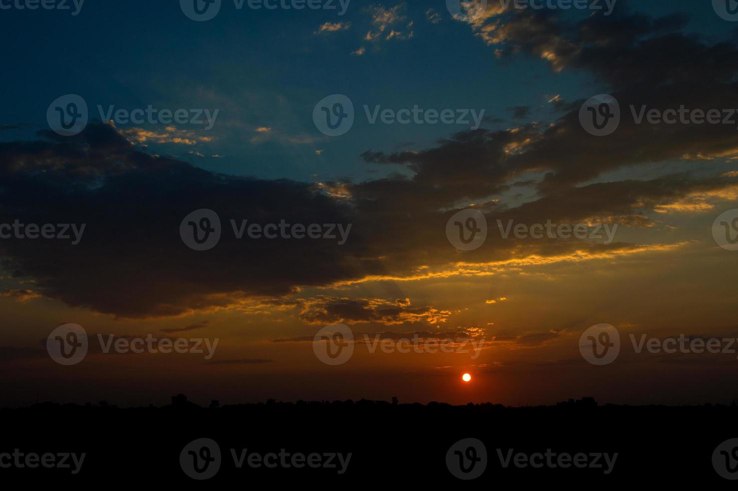 vacker solnedgång himmel med moln. abstrakt himmel. foto