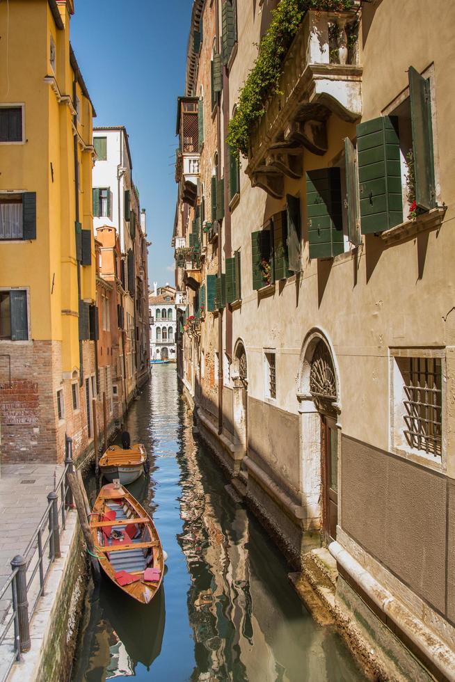 Venedig kanal, smala navigeringsvägar i Venedig, mars, 2019 foto