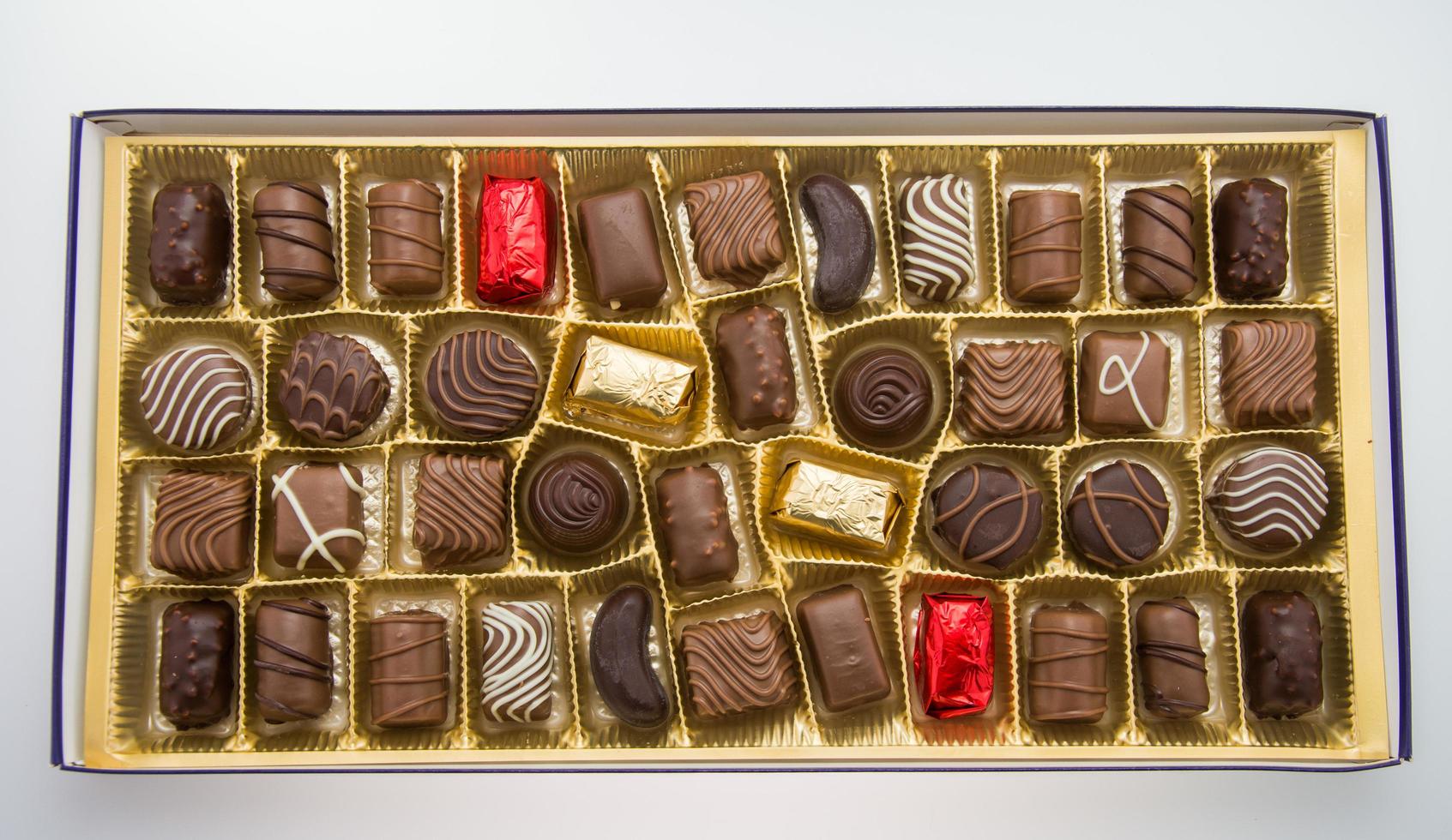 låda med gourmetbonbons, aka bon-bons och tryffel, pralines box foto