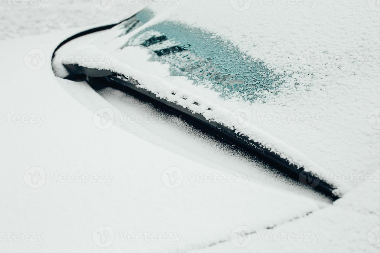 fryst torkarblad till bilens vindruta - vintermorgon rengör bilen från snö och is foto