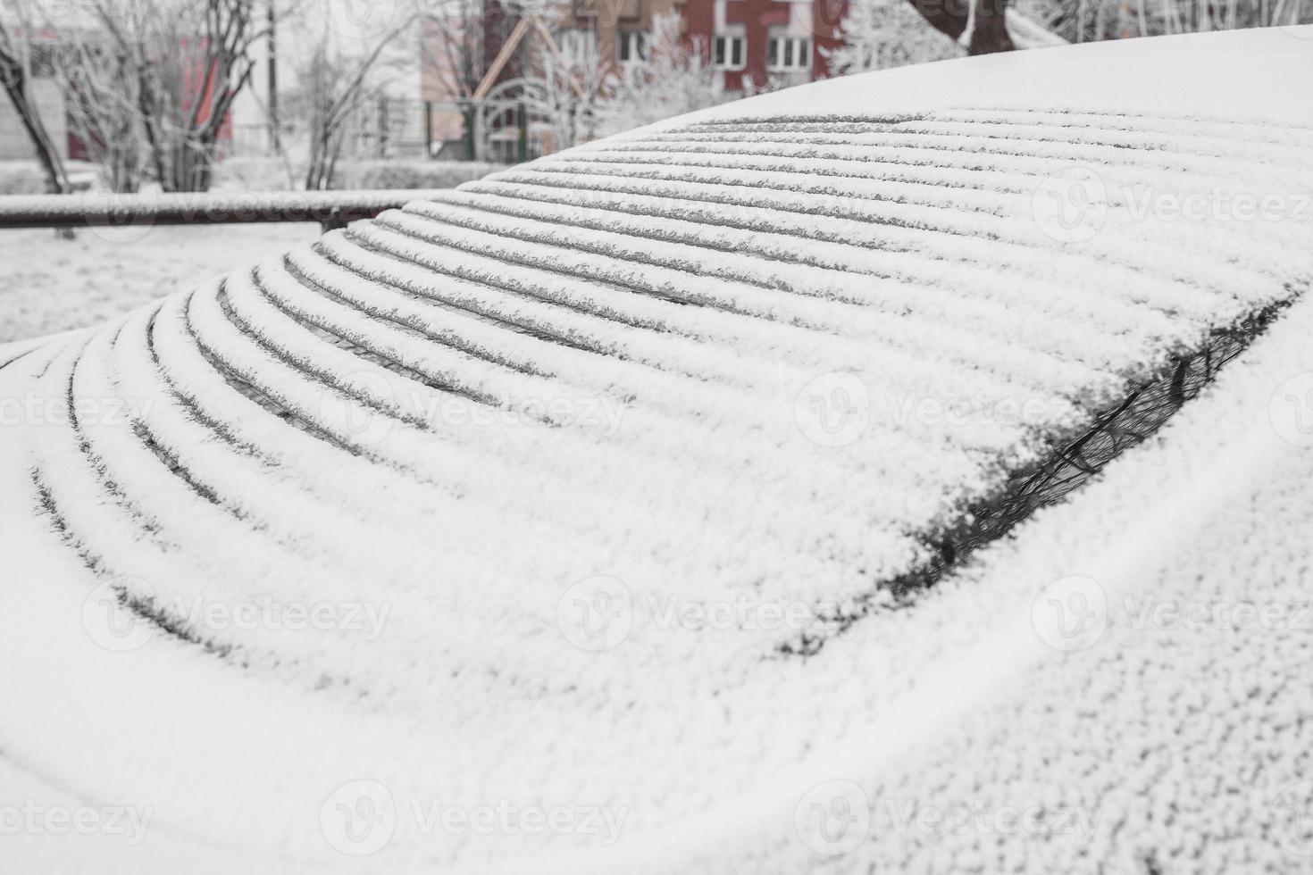 upphettade bakrutan på bilen i frost på vintern - snön smälter på fönstret från den elektriska uppvärmningen foto