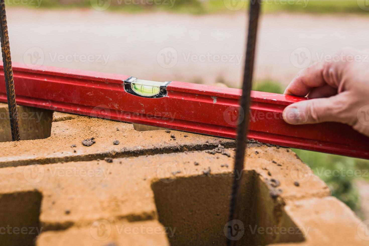 konstruktion av en stenpelare från betongblock - stödjande struktur av tegelsten foto