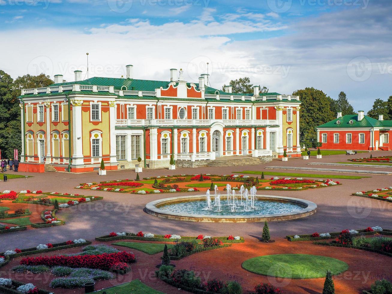 kadriorg palats med en fontän och trädgårdar i Tallinn estland foto