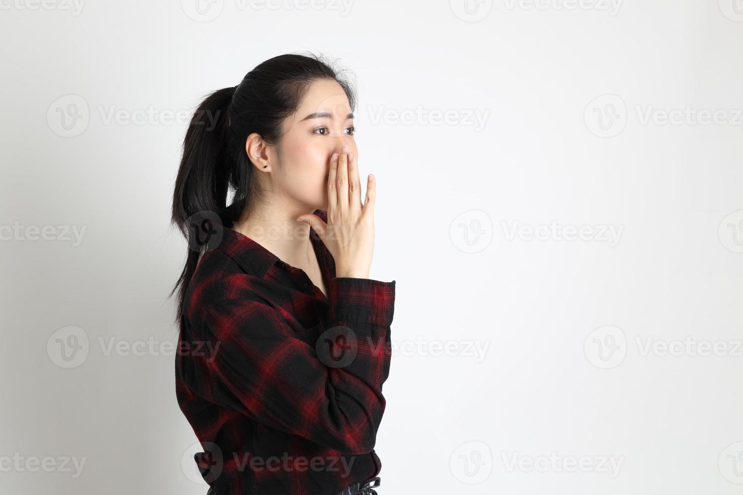 asiatisk kvinna på vit bakgrund foto