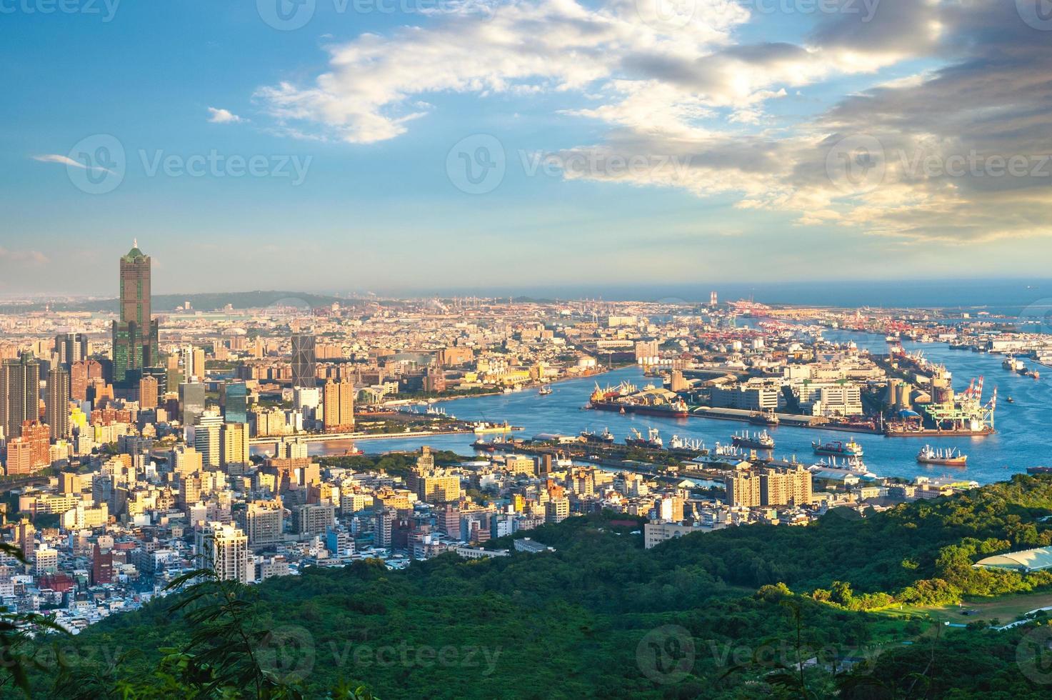 stadsbild av Kaohsiung vid södra Taiwan foto