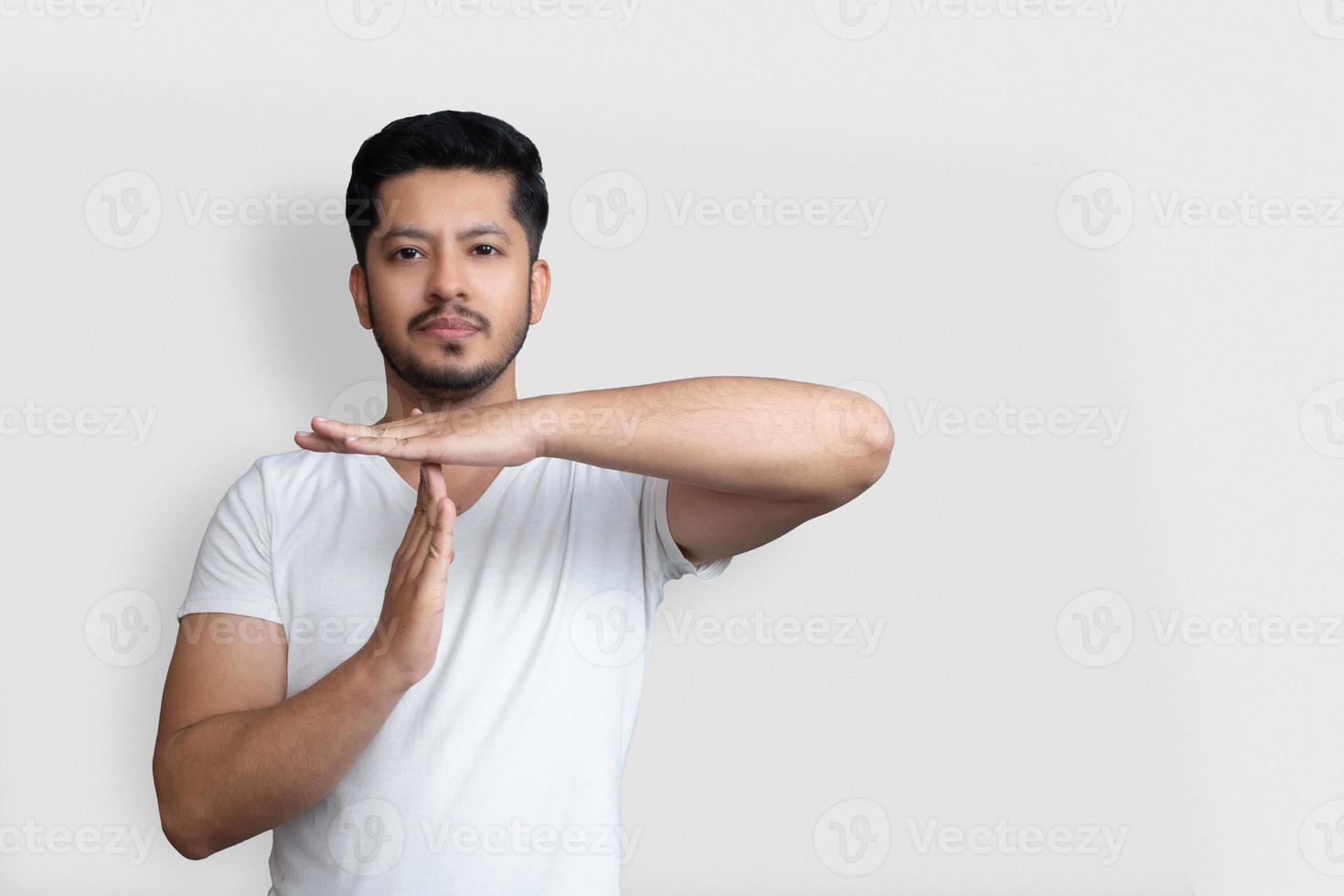 närbild foto av fantastiska ung ålder hand palm arm upphöjd luft timeout sport symbol du kommer inte att passera genom ansiktsuttryck strikt slitage casual vit t-shirt isolerad vit bakgrund