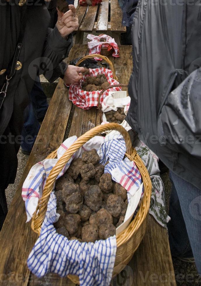 traditionell svart tryffelmarknad i Lalbenque, Frankrike foto