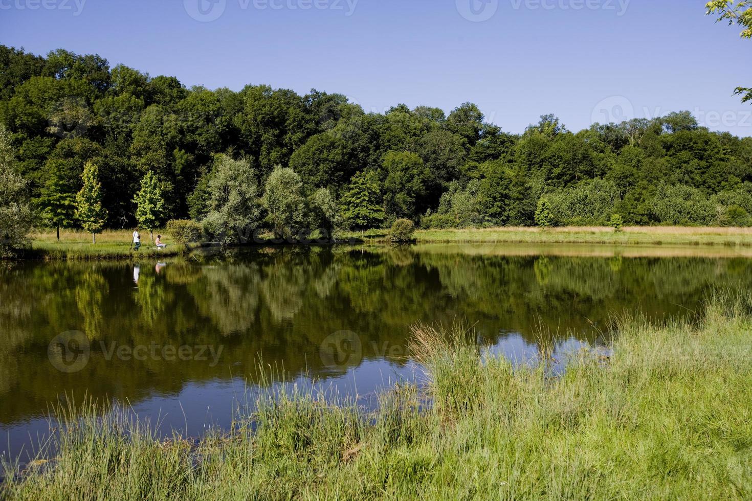 två fiskare vid kanten av en sjö i provinsen Lot, Frankrike foto