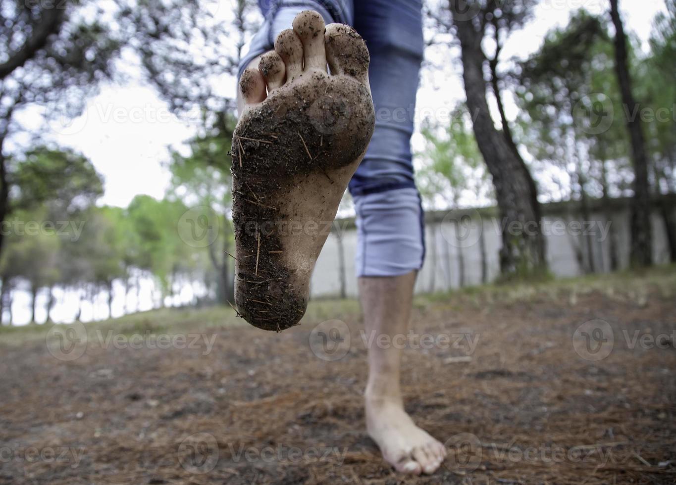 smutsiga fötter i skogen foto