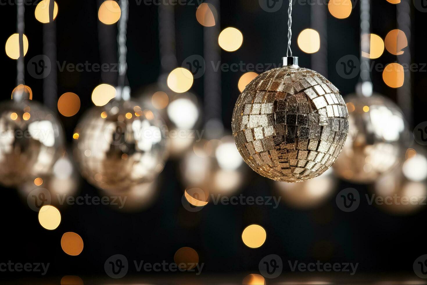 en stor silver- boll för disko parter den där speglar ljus och skapar en festlig atmosfär foto