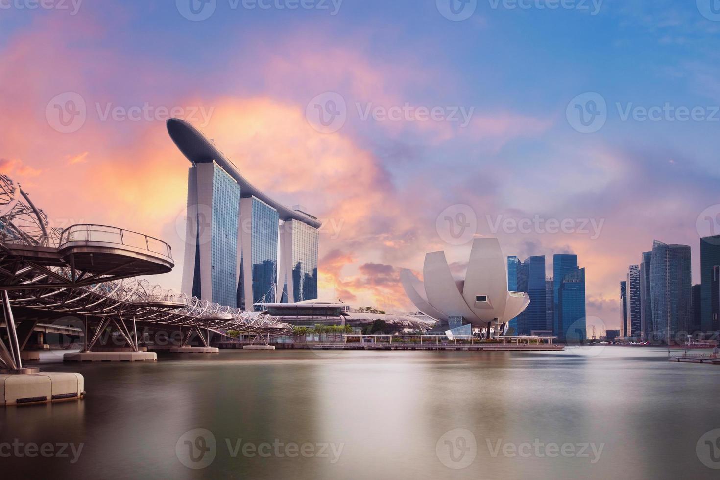 singapore affärsdistrikts skyline vid marinabukten. foto