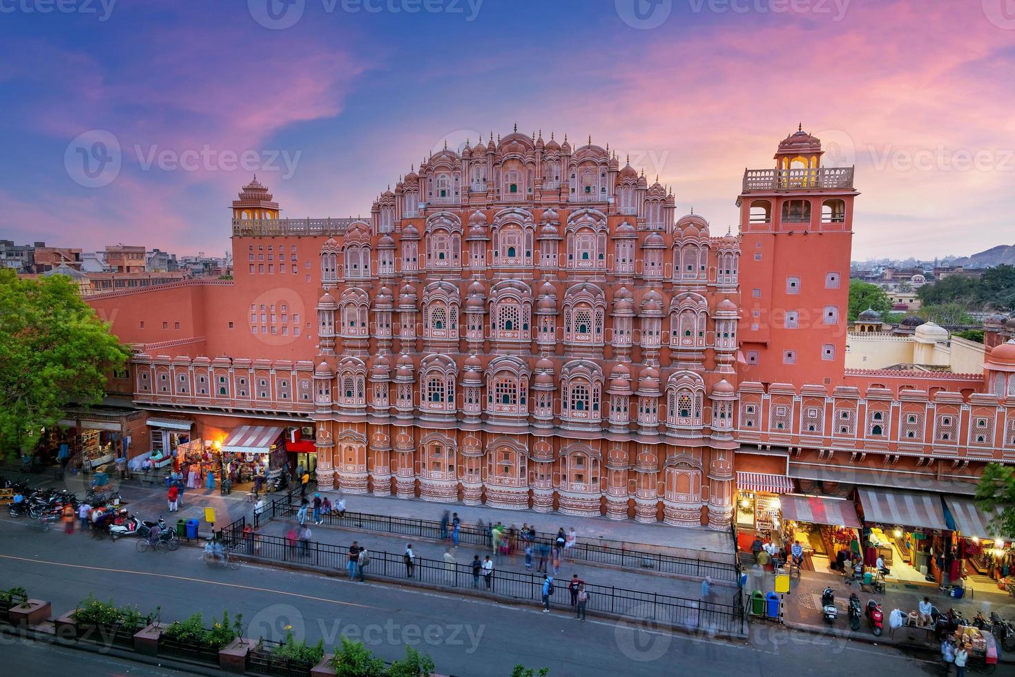 hawa mahal på kvällen, jaipur, rajasthan, indien. foto