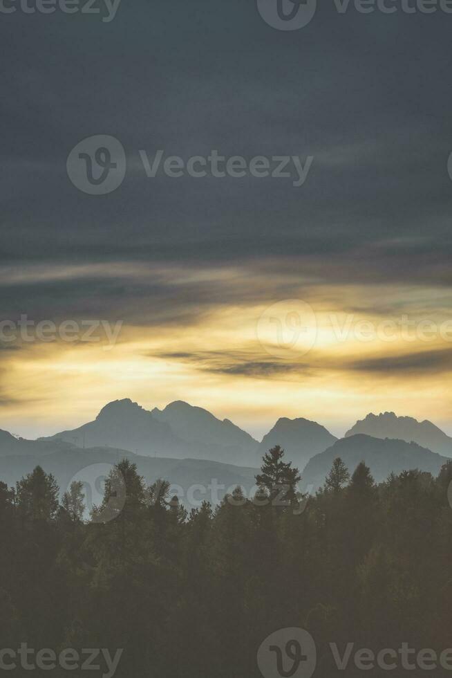 vertikal berg landskap på solnedgång foto