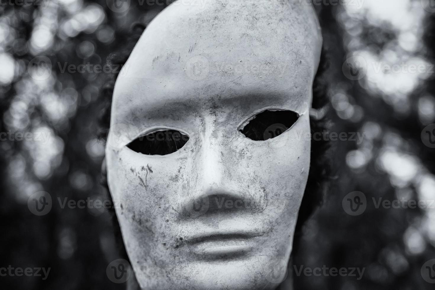 läskig mask i skogen foto