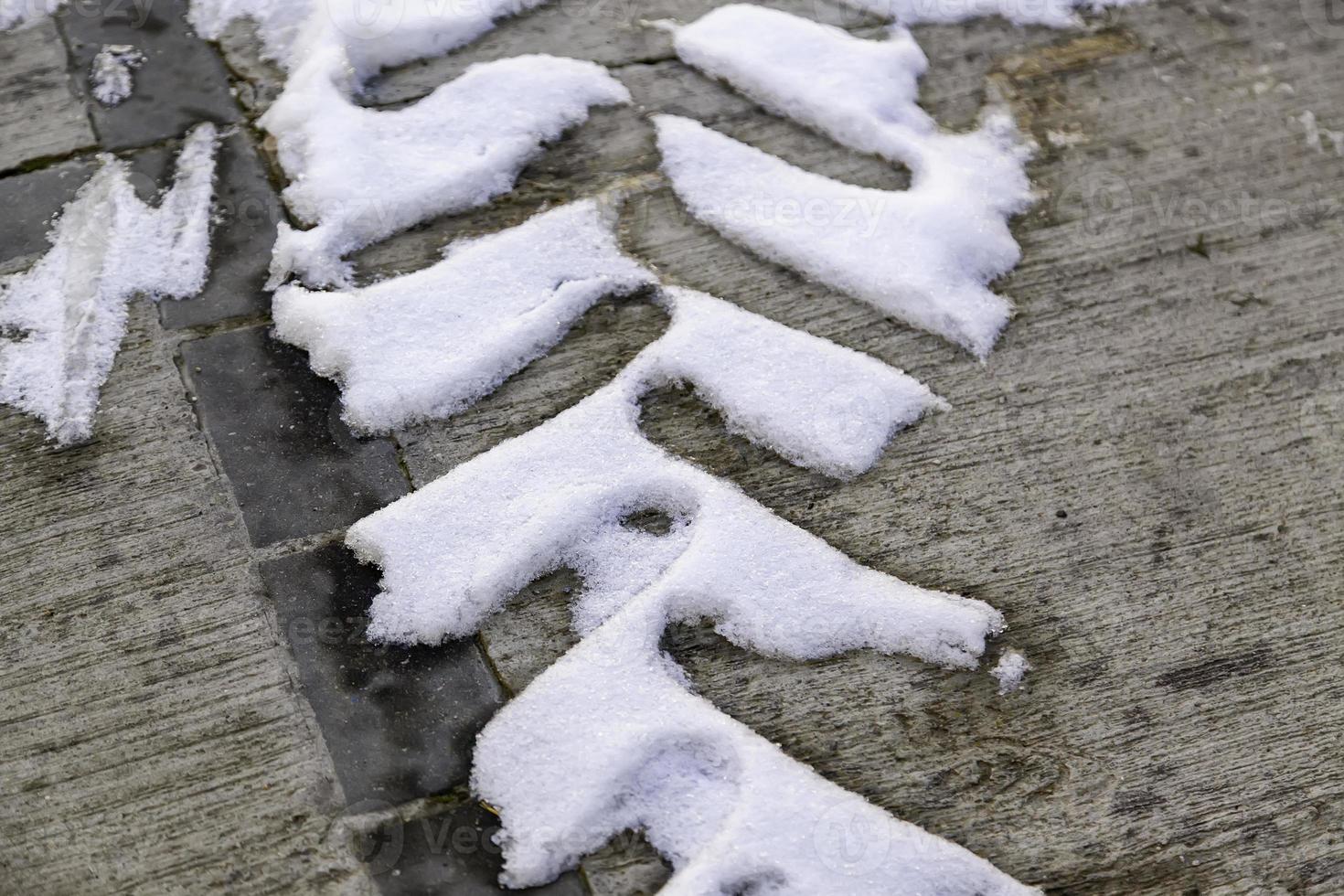 hjulmärken på snöig väg foto