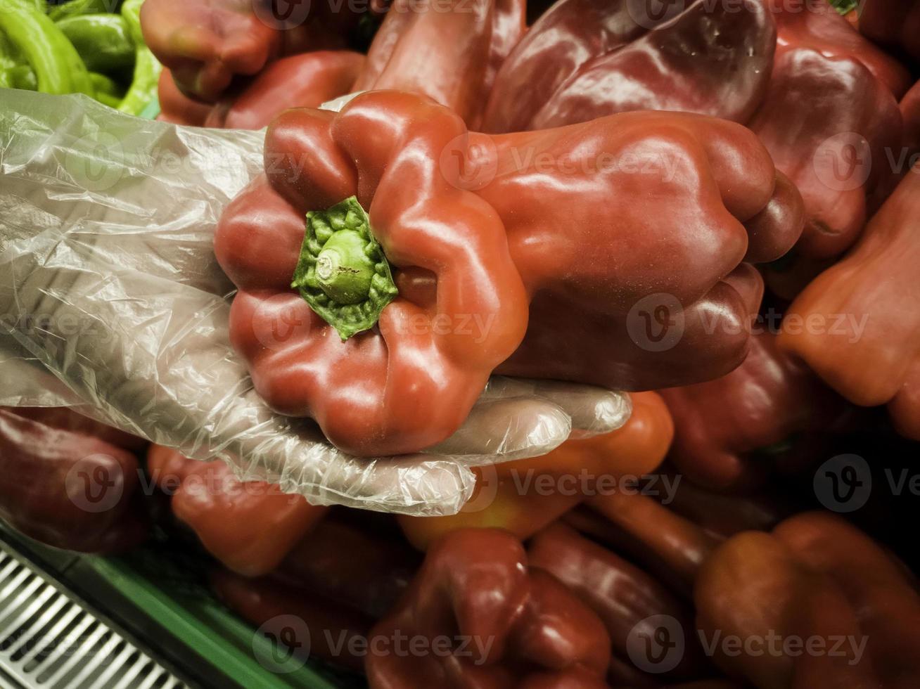 röd paprika i grönsakshandlare foto