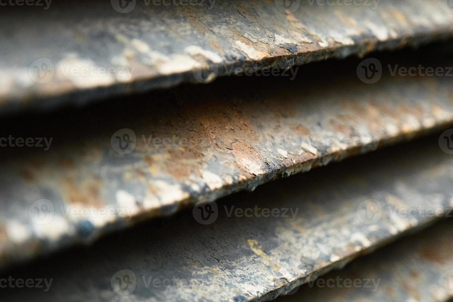 närbild av rostig metallgittervägg foto