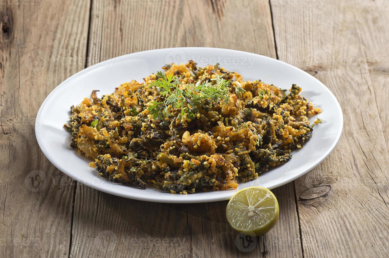 indisk maträtt bitter kalebass stek med kryddor och örter foto