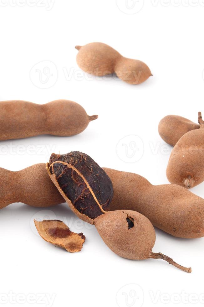 tamarind isolerad på vit bakgrund. söt tamarind, tamarind indica foto