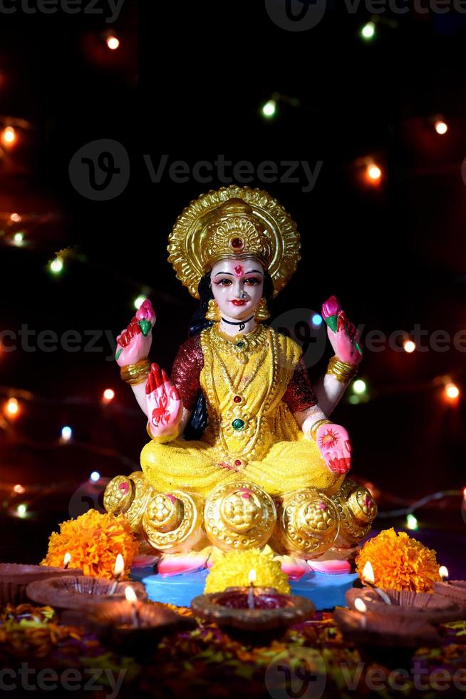 lakshmi - hinduisk gudinna, gudinna lakshmi. gudinna lakshmi under diwali firande. indisk hindu ljusfestival kallad diwali foto
