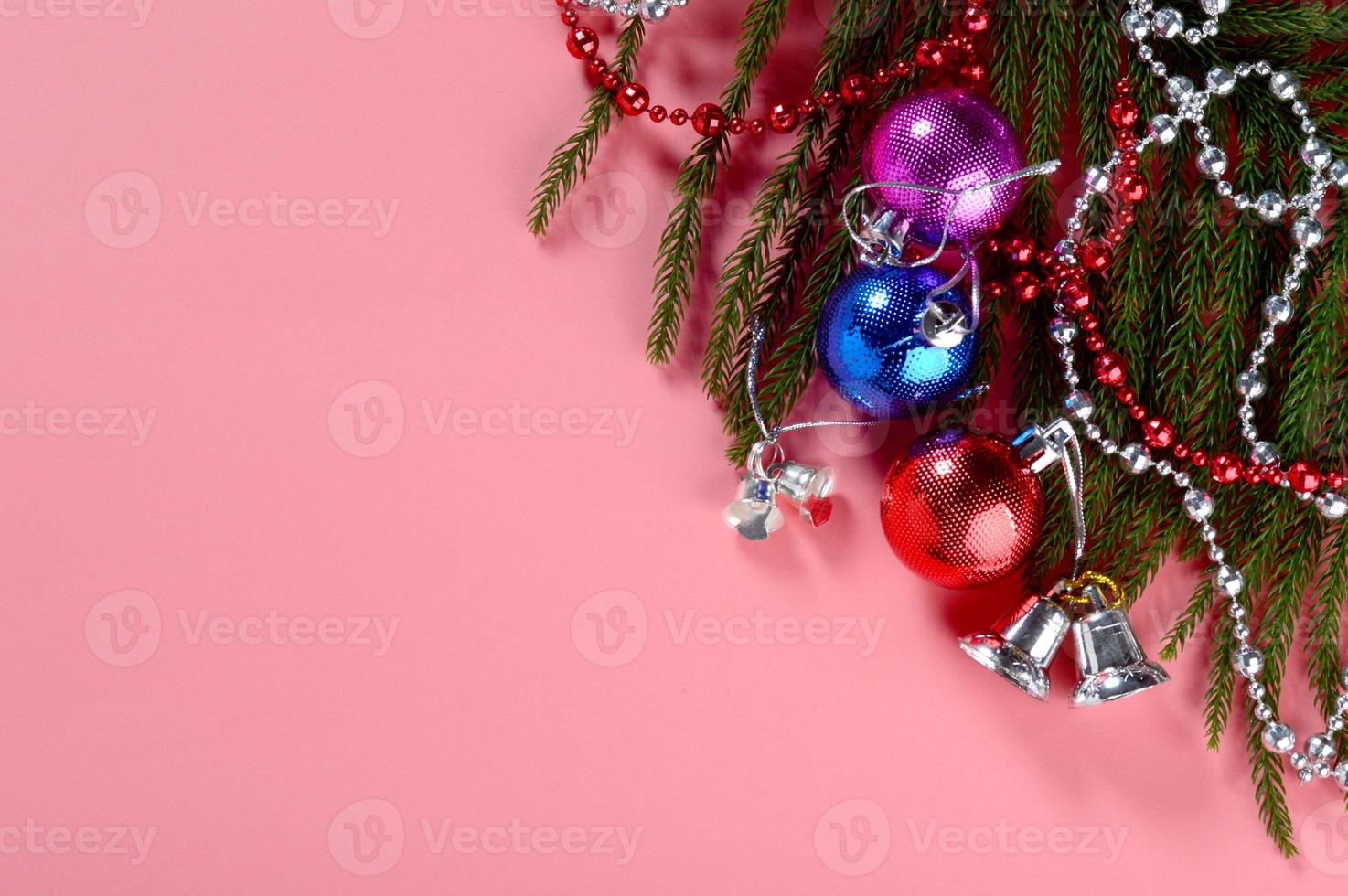 juldekoration julboll och ornament med grenen av julgran foto