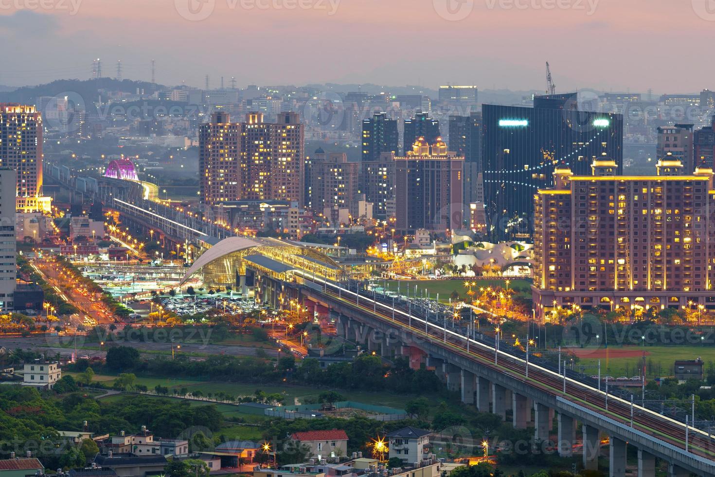 horisont av zhubei city på natten, taiwan foto