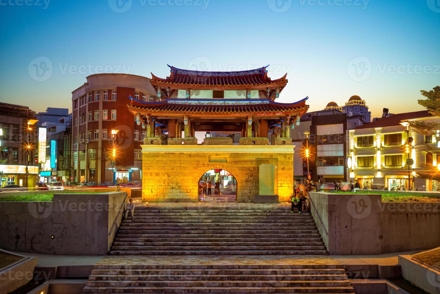 Fasadvy av Yinsi East Gate, aka Zhuqian Gate, i Hsinchu, Taiwan foto