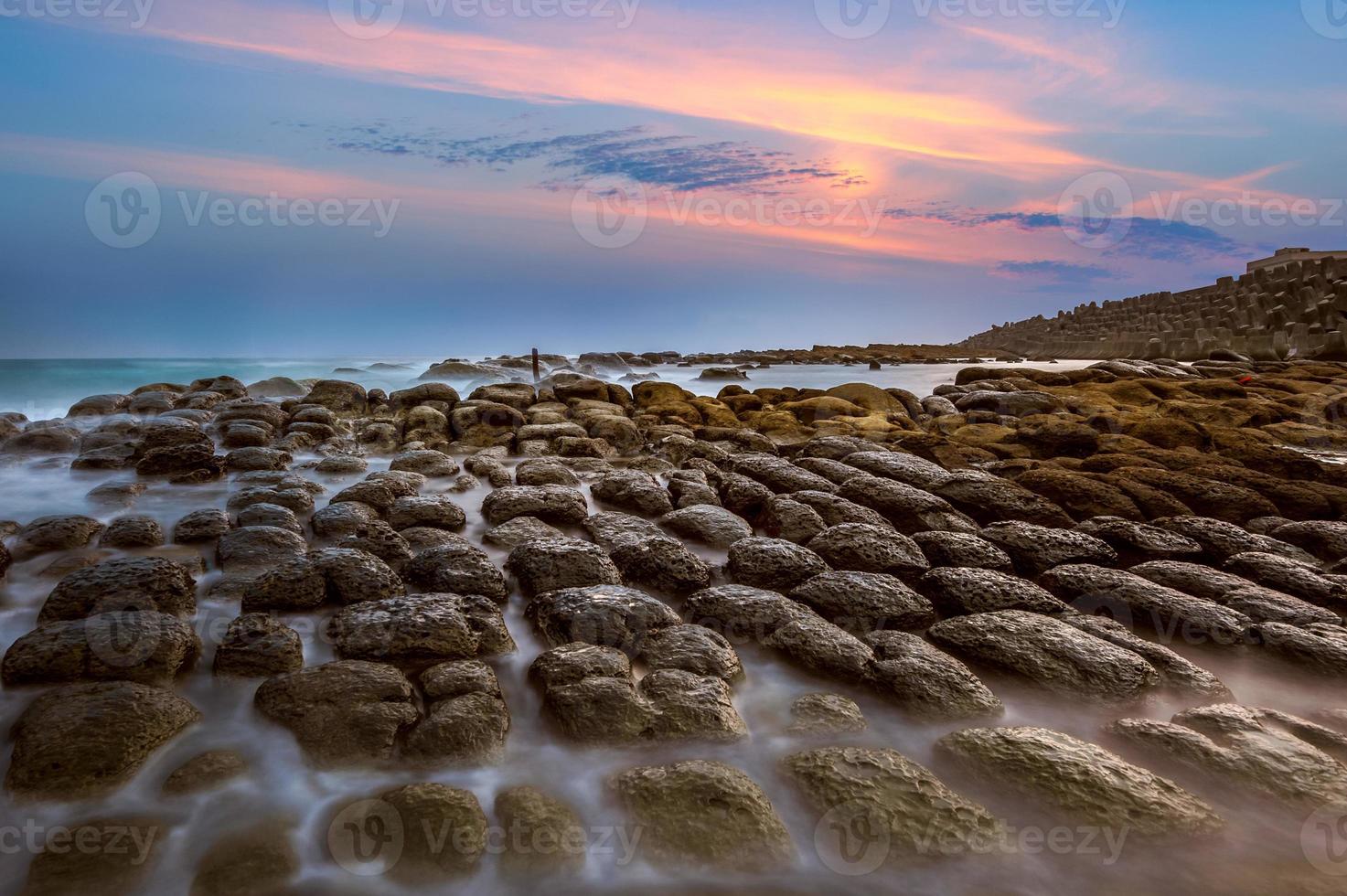 böna ostmassa vaggar i hoppande ö, keelung, taiwan foto