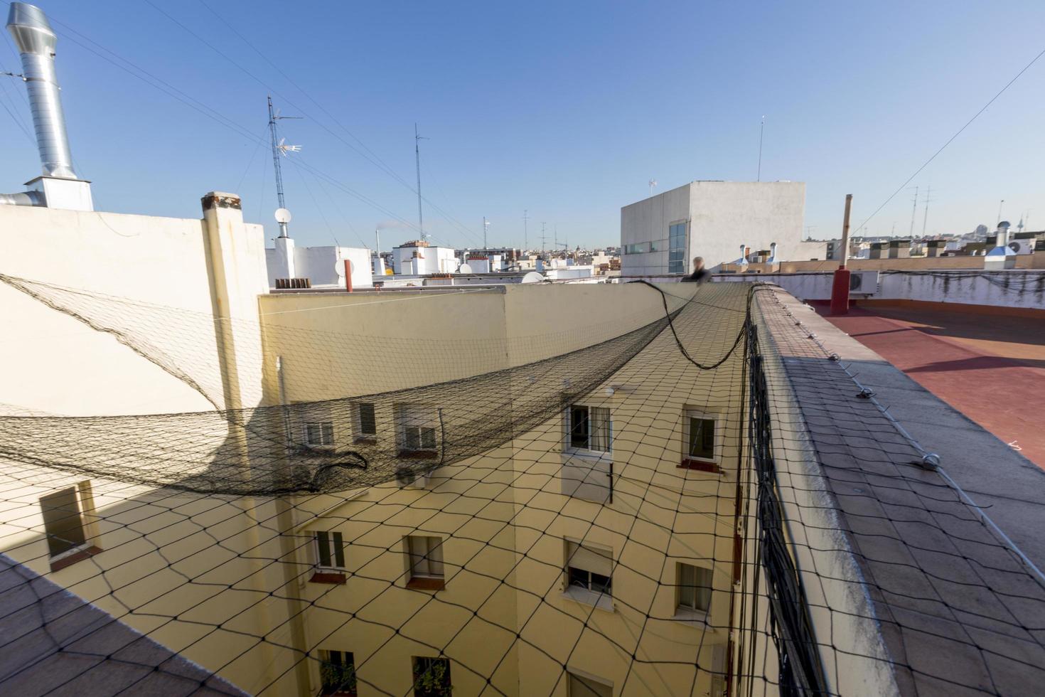 nätplacering för att förhindra att fåglarna går ner i uteplatserna i husen i Madrid, Spanien foto