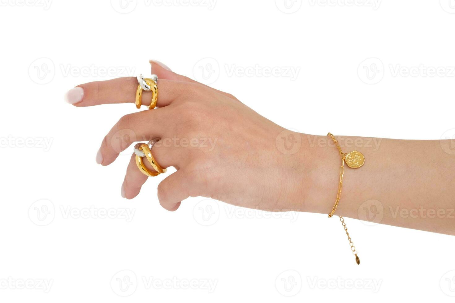 kvinna hand bär gyllene fjäril armband och låst gyllene och silver- ringar uppsättning mot en vit bakgrund. skön hjärtans gåva. foto