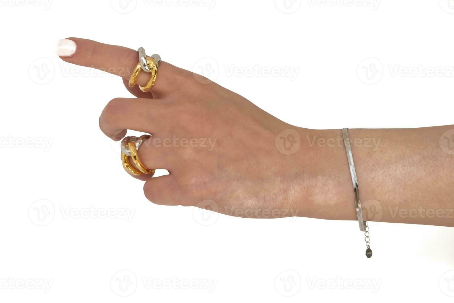 kvinna hand bär silver- orm kedja armband och låst gyllene och silver- ringar uppsättning mot en vit bakgrund. skön hjärtans gåva. foto