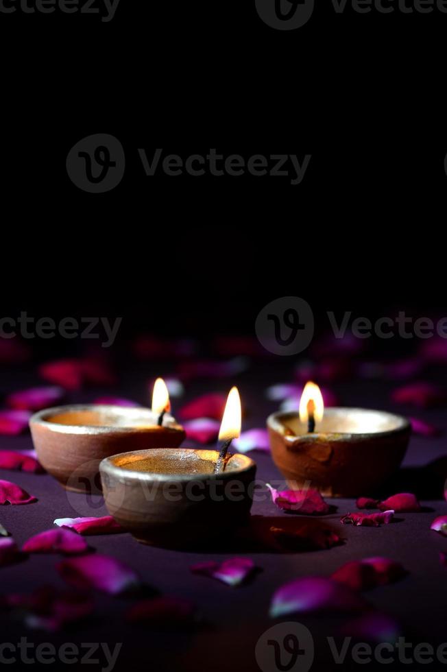 traditionella leradya-lampor tända under diwali-firandet foto