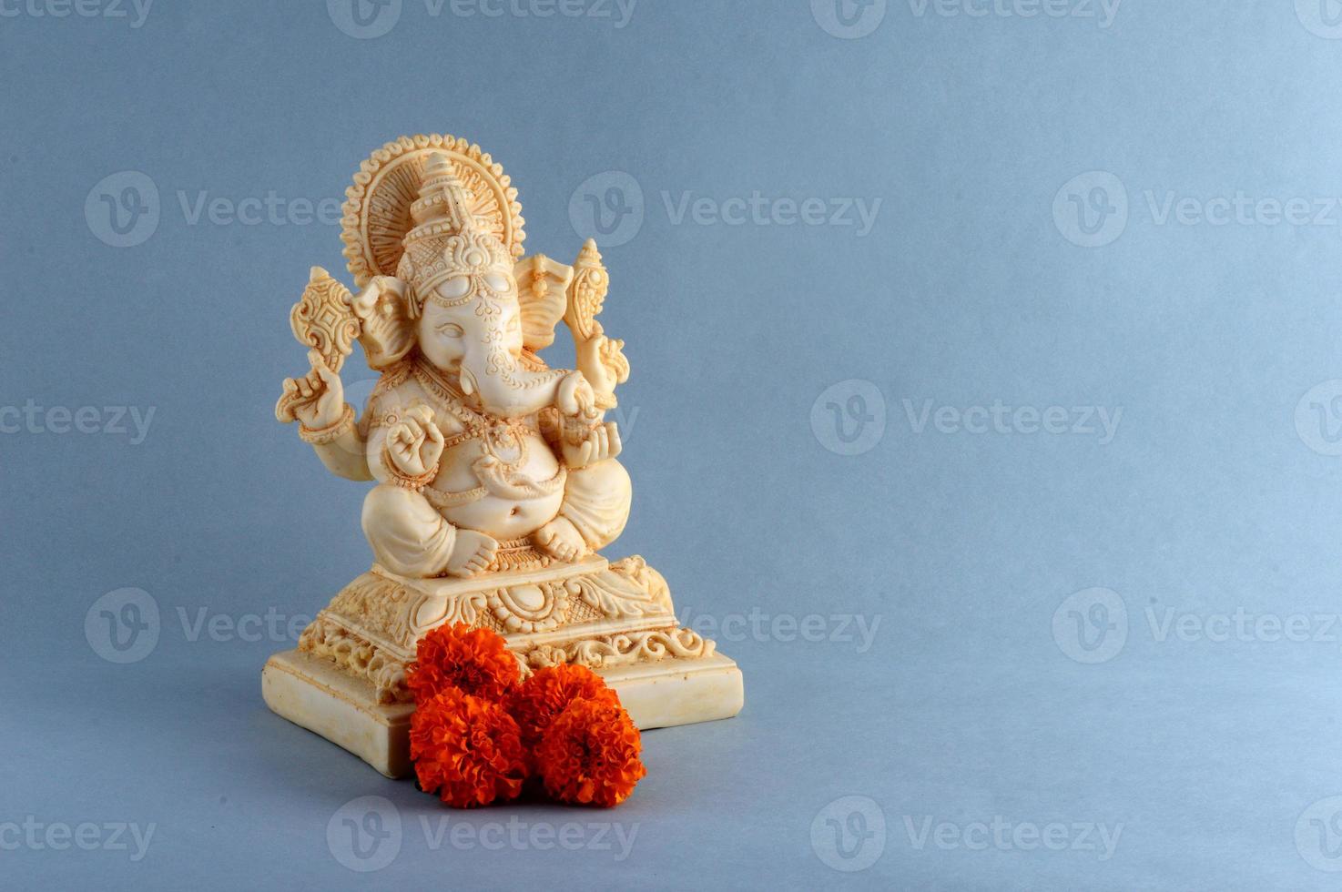 hinduiska gud ganesha. ganesha idol på grå bakgrund foto