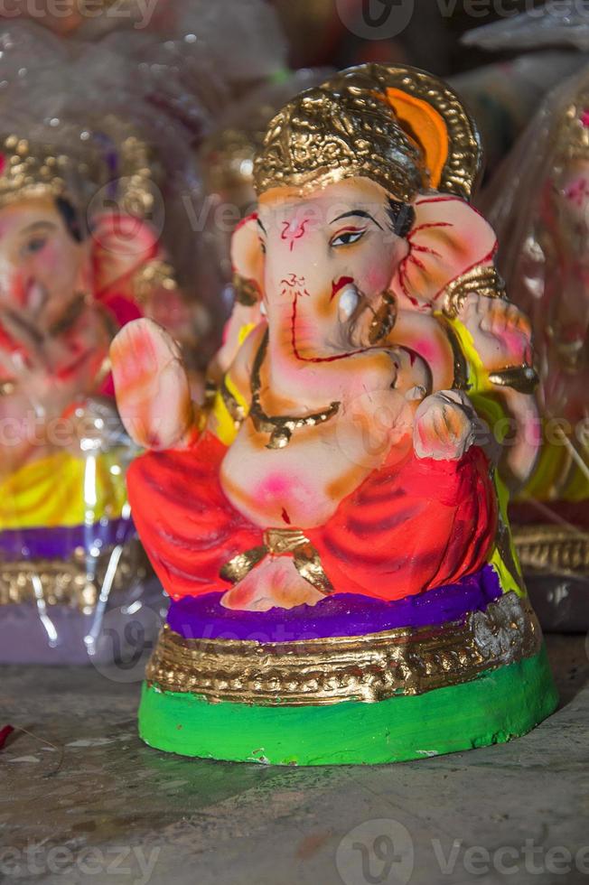 staty av hinduisk gud ganesha. närbild av ganesha idol på en konstnärsverkstad under ganesha festival. foto