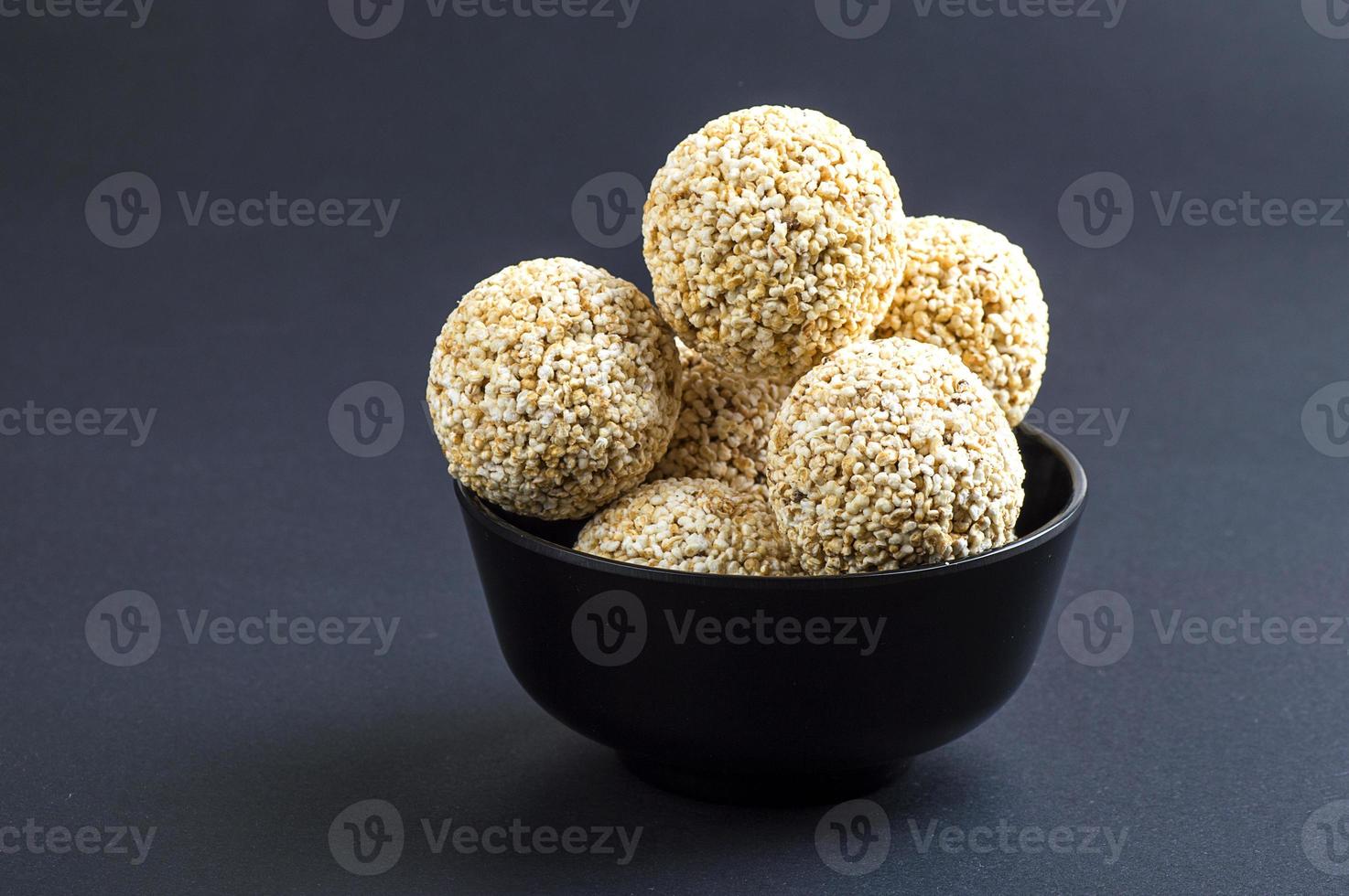 amaranth eller rajgira laddu, cholai ke laddo i svart skål på svart bakgrund foto