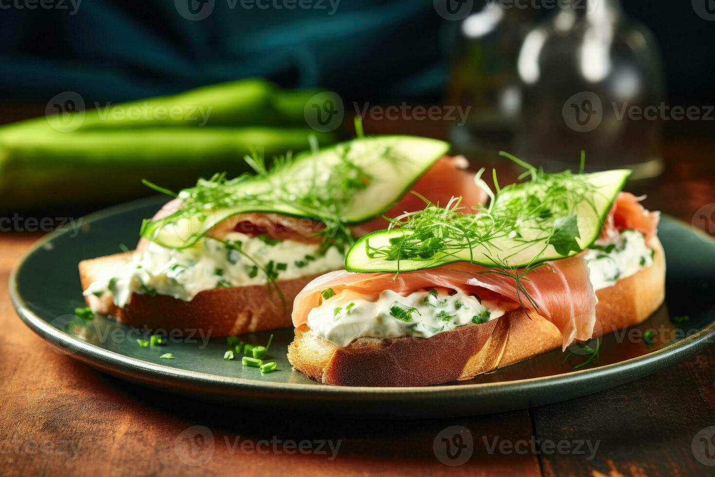 smörgåsar med grädde ost skinka gurka och arugula på tallrik foto