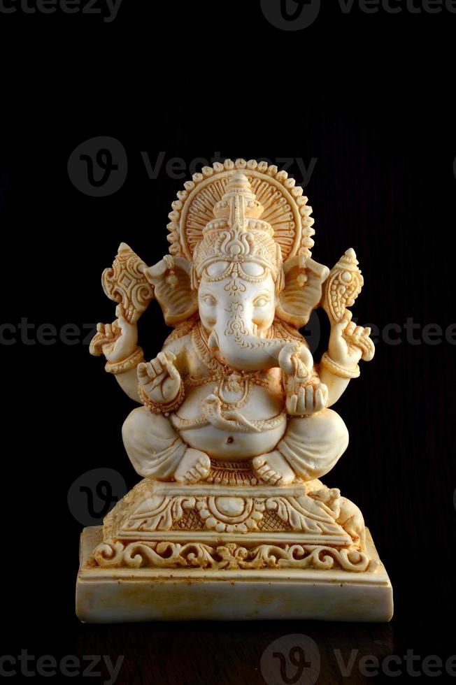 hinduiska gud ganesha. ganesha idol på brun bakgrund foto