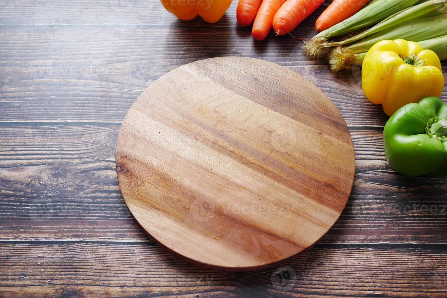 hälsosam matval med färska grönsaker på skärbräda på bordet foto