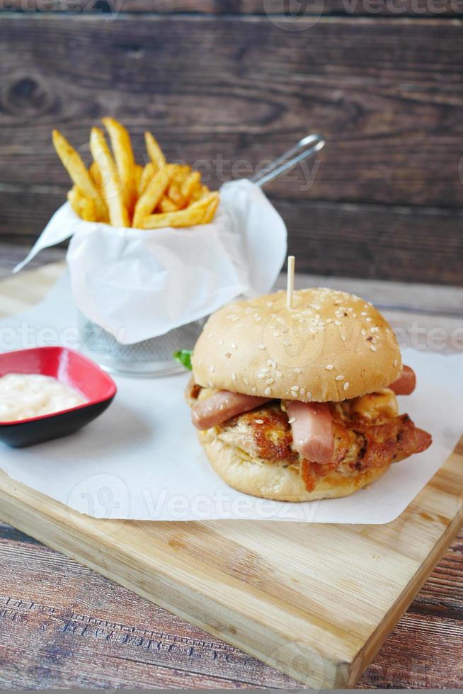 nötköttburger och potatischips på bordet foto