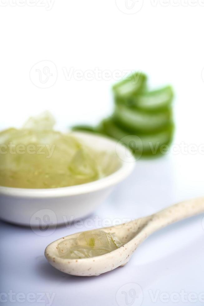 skivor av aloe vera blad och aloe vera gel på en vit bakgrund. aloe vera är en mycket användbar örtmedicin för hudvård och hårvård. foto