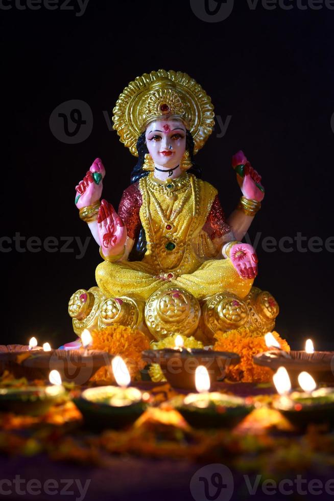 lakshmi - hinduisk gudinna, gudinna lakshmi. gudinna lakshmi under diwali firande. indisk hindu ljusfestival kallad diwali foto